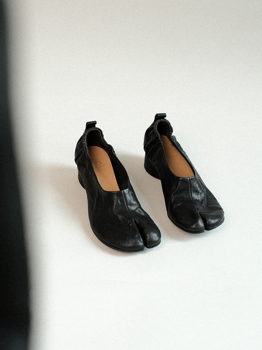Vintage High-Heeled Toe-Separated Pumps - Black